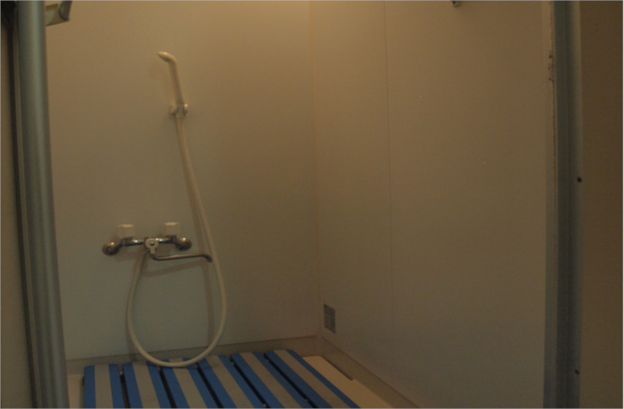 シャワー室 内部の写真をモーダルウィンドウで拡大表示します。